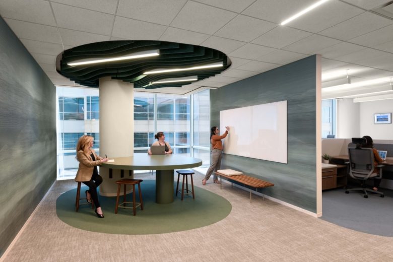 комната совещаний с доской Waste Connections Level 6 Executive Suite