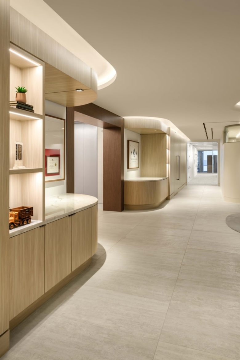 коридор Waste Connections Level 6 Executive Suite