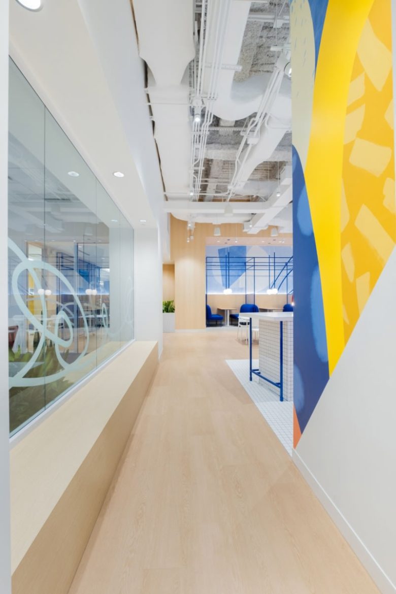 коридор к рабочей зоне FCCQ Offices