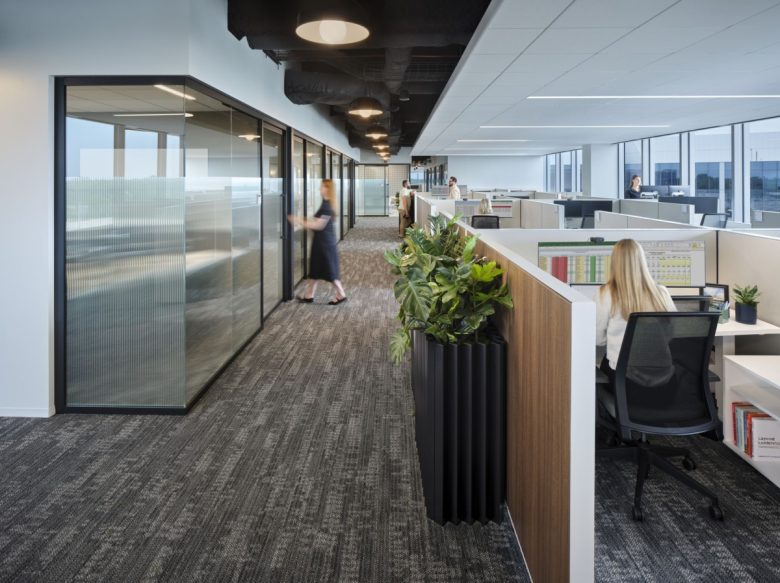 коридор между рабочими местами Medline Industries