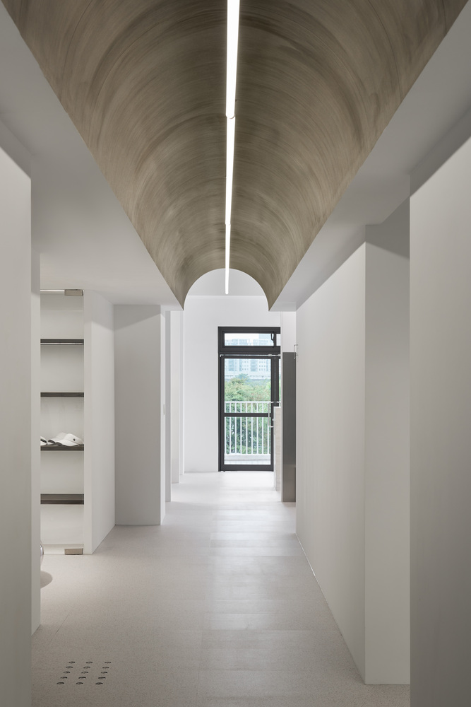 коридор в Traces of Light