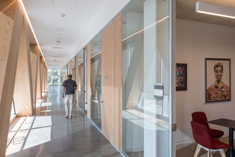 коридор вдоль аудиторий Claremont McKenna College