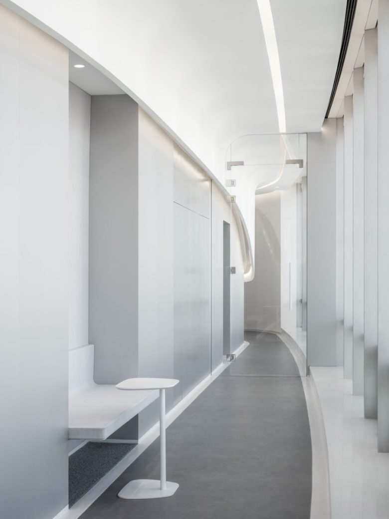 коридор вдоль окна Wutai Medical Group Office