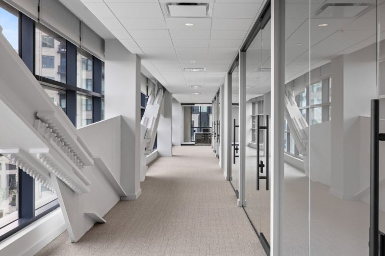 коридор вдоль окон Burr & Forman