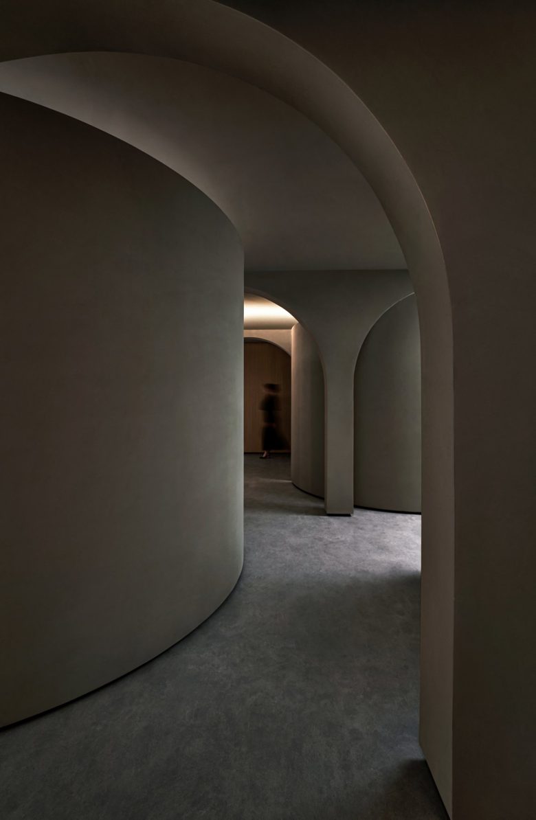 коридор вдоль полукруглой стены Sammys Nouvelle France Hall