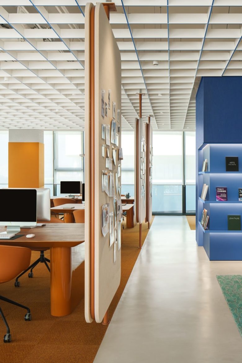 коридор вдоль рабочих кабинетов Max Show Office