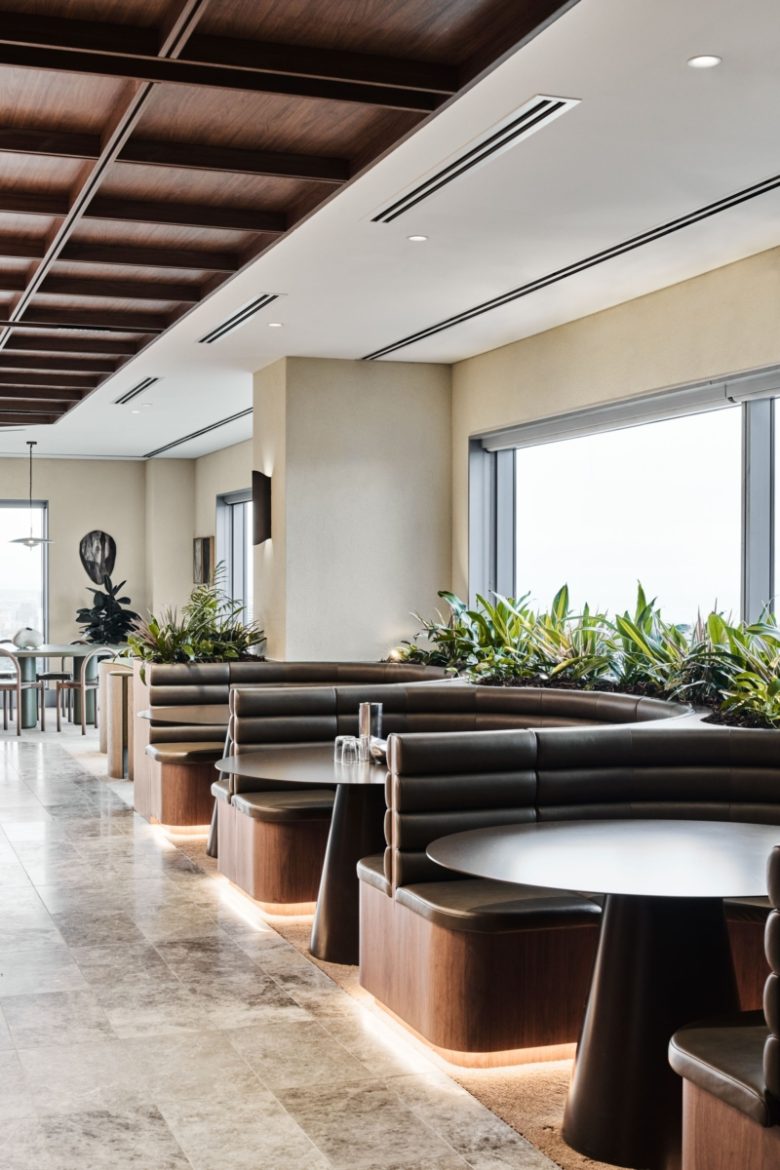 кожаные диванчики и столики у окна JLL