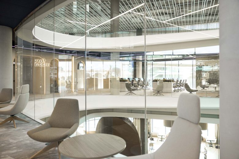 кресла и столик у стеклянной перегородке Oporto MAZARS offices