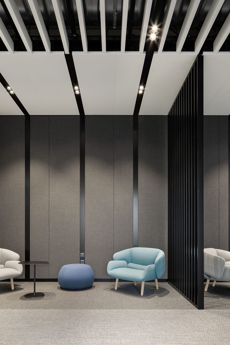 кресла у стены STRAUSS CI FACTORY