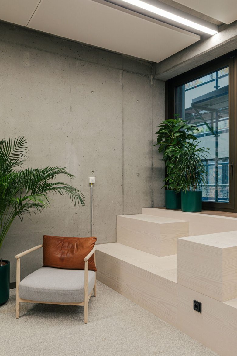 кресло у окна Miro Office