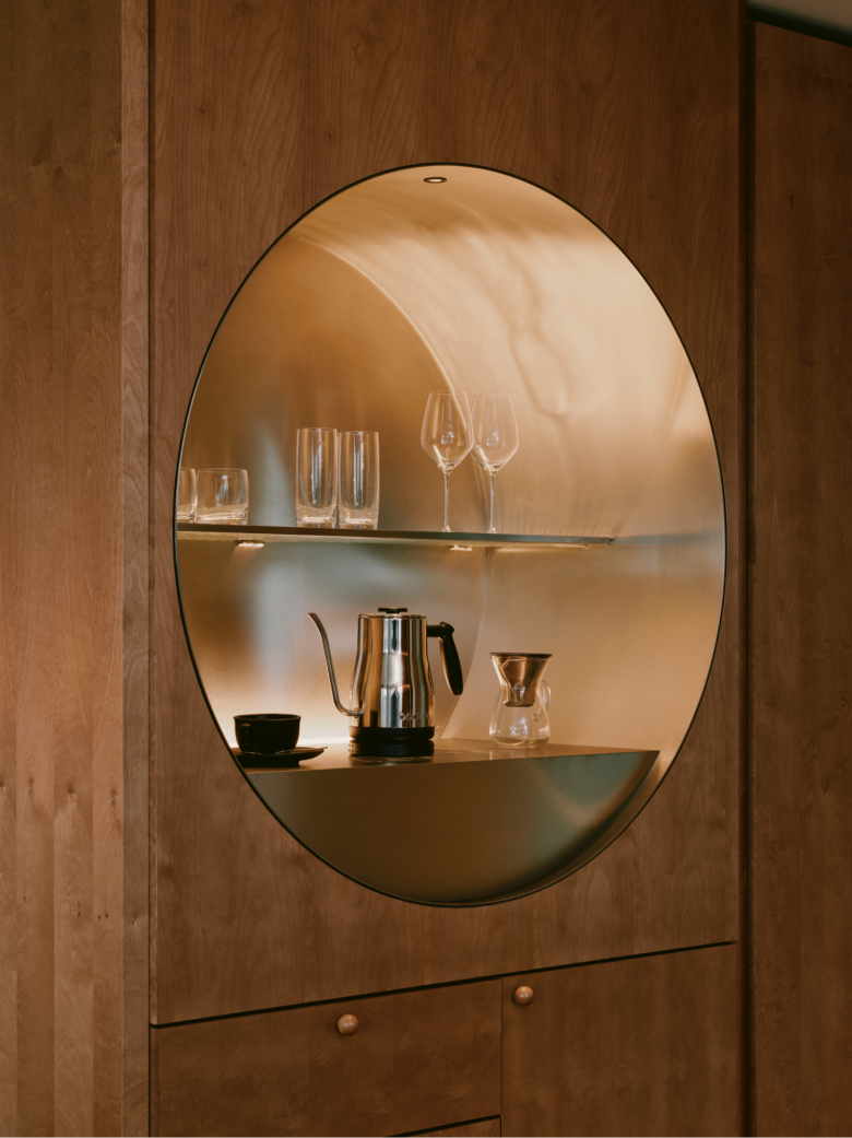 круглая полка в шкафу The Standard hotel