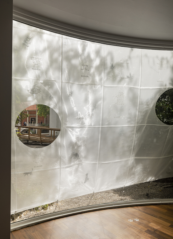 круглые окна в стекле Korean Pavilion