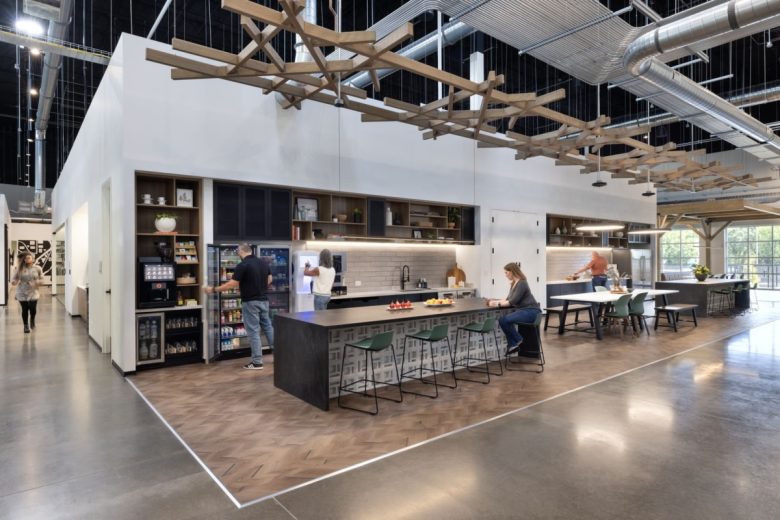 кухня с холодильниками и столами DPR Construction Offices