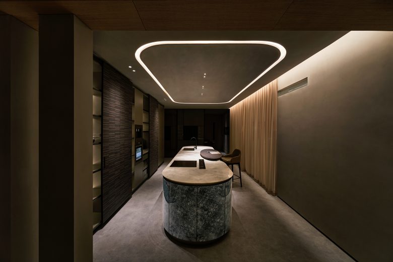 кухонный остров посередине кухни Sammys Nouvelle France Hall