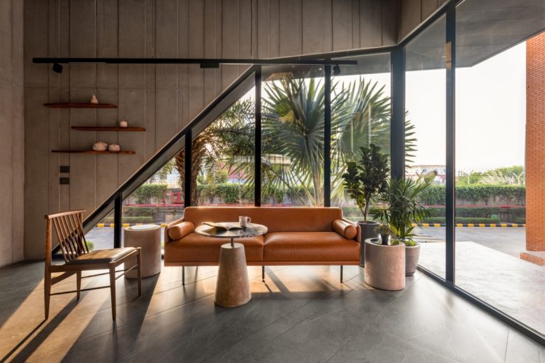 лаунч-зона с мягким диваном Acme offices