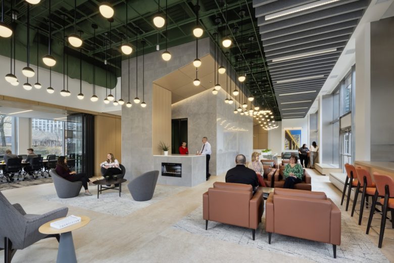 лаунч зона Dickie McCamey, & Chilcote Offices