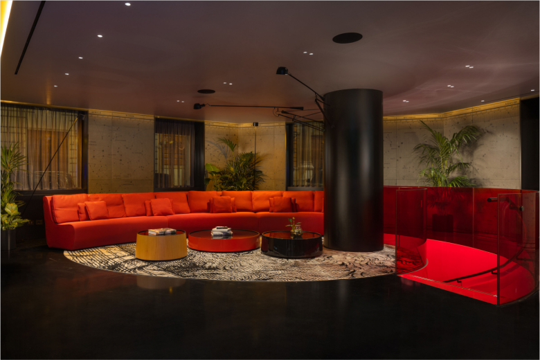 лаунч зона с большим диваном art’otel Rome Piazza Sallustio