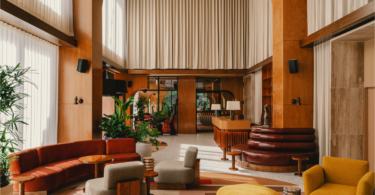 лаунч-зона с диваном и креслами The Standard hotel