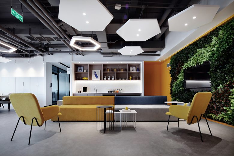лаунч зона с фигурными стульями China Merchants Senlan Meihuan · Chuangku Co-working Space