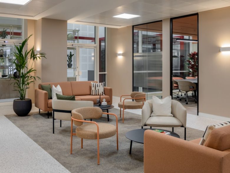 лаунч-зона с мягкими диванчиком и креслами Orega Broad Gate Offices