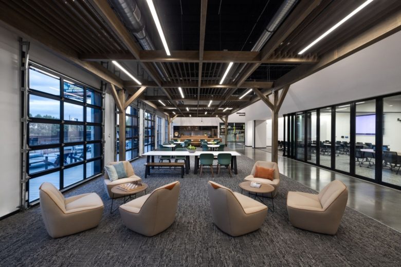 лаунч-зона с мягкими креслами DPR Construction Offices