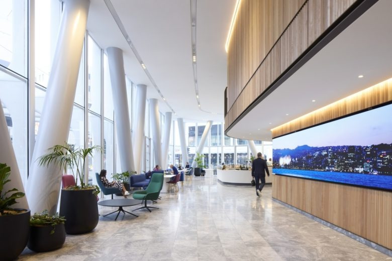 Лаунч зона с мягкими креслами и столиками BNZ-Offices