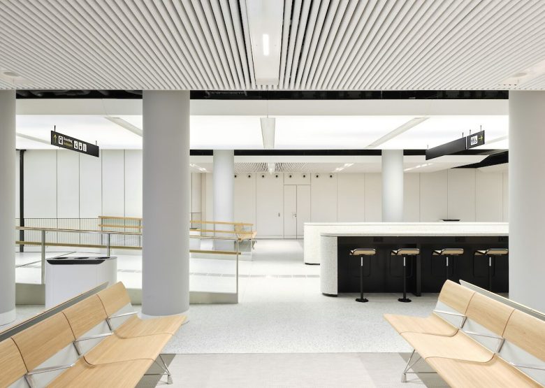 лавочки и стойки в зоне ожидания Eurostar UK Terminal