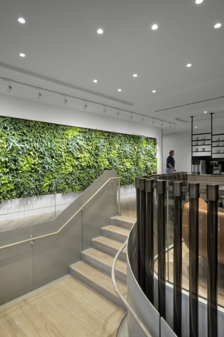 лестница в офисе Colliers