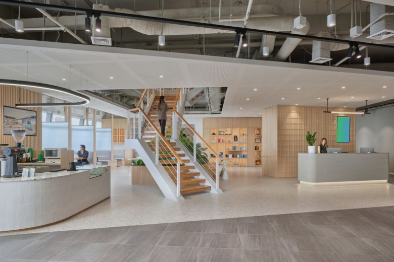 лестница LINE MAN Wongnai Offices