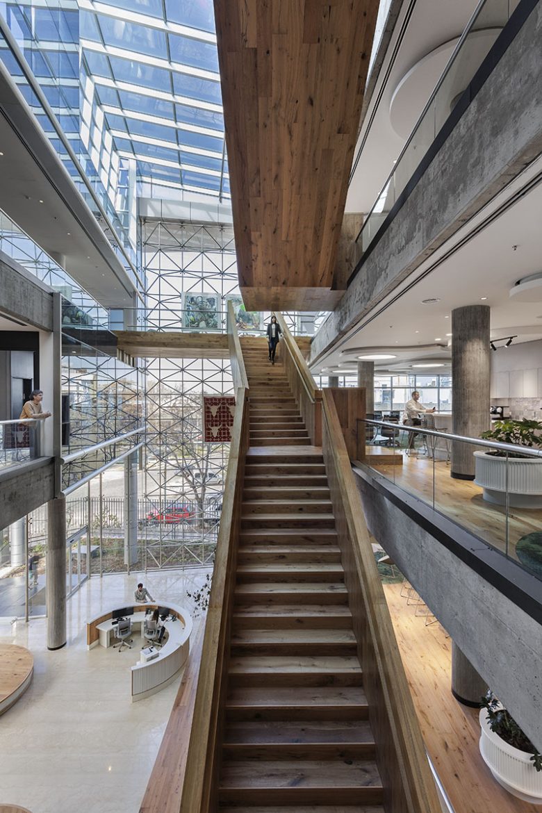 лестница Supermayorista Vital со второго этажа