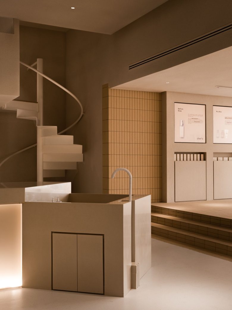 лестница на второй этаж Cher’s Hair Saloon