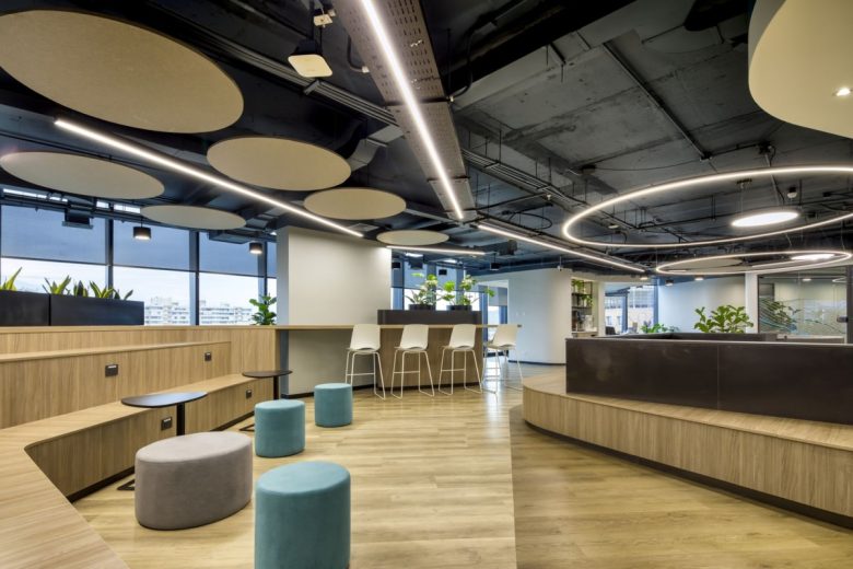 лестница подиум со столиками On Net Fibra Offices