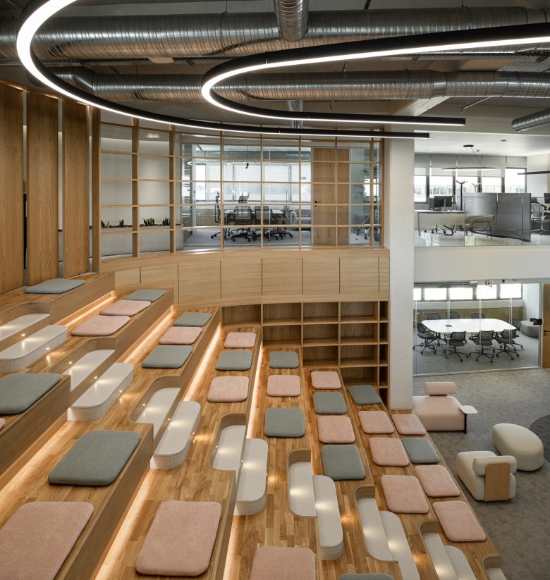 лестница с мягкими подушками PwC Offices