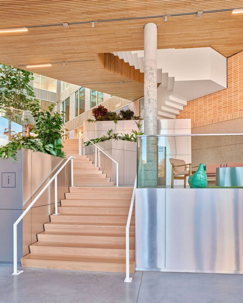 лестница со второго этажа 5TRACKS