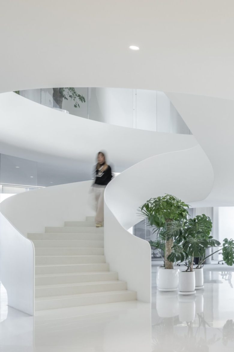 лестница в холле Wutai Medical Group Office