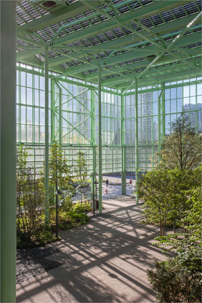 летний сад и витражные окна The Standard hotel