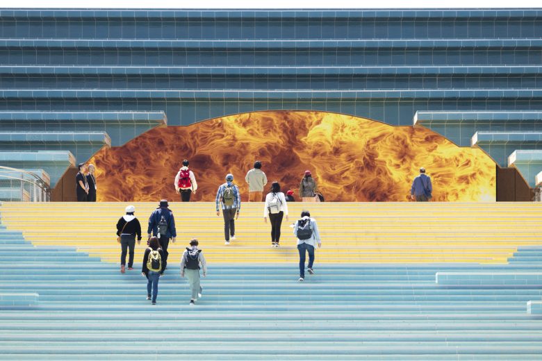 люди поднимаются по лестнице Spanish Pavilion at Expo Osaka 2025