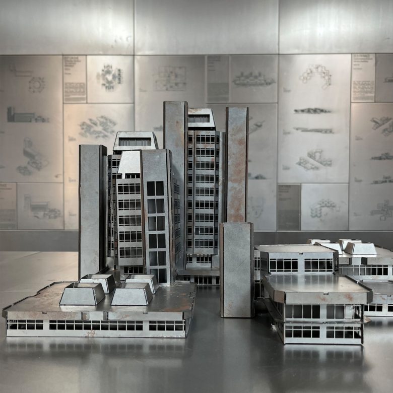 макеты домов на столе North Macedonia Pavilion 2025 вблизи