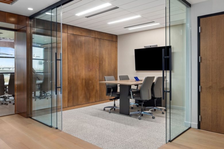 малая переговорная за стеклом Burr & Forman