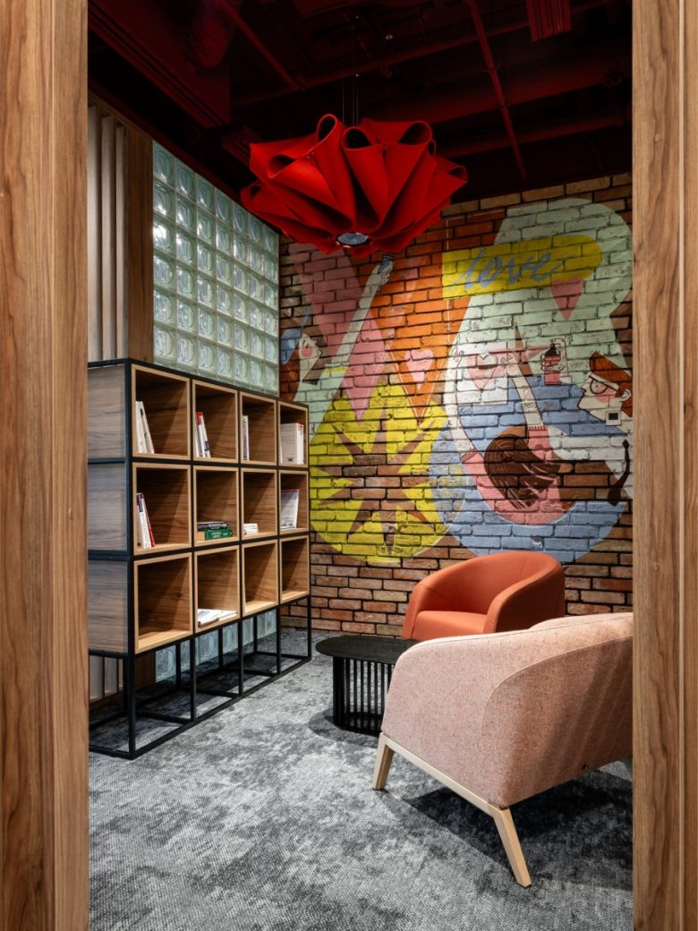 малая переговорная со стелажом KRUK