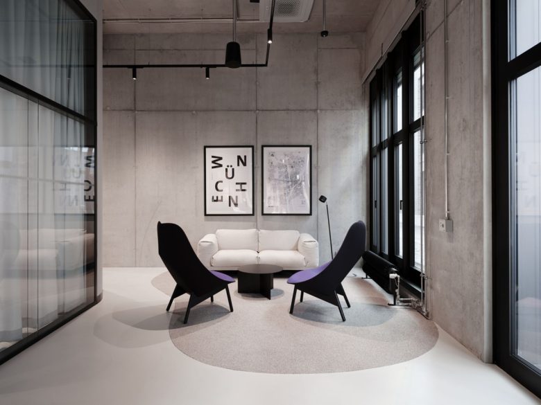 маленькая зона отдыха с диваном и креслами офис IT-компании