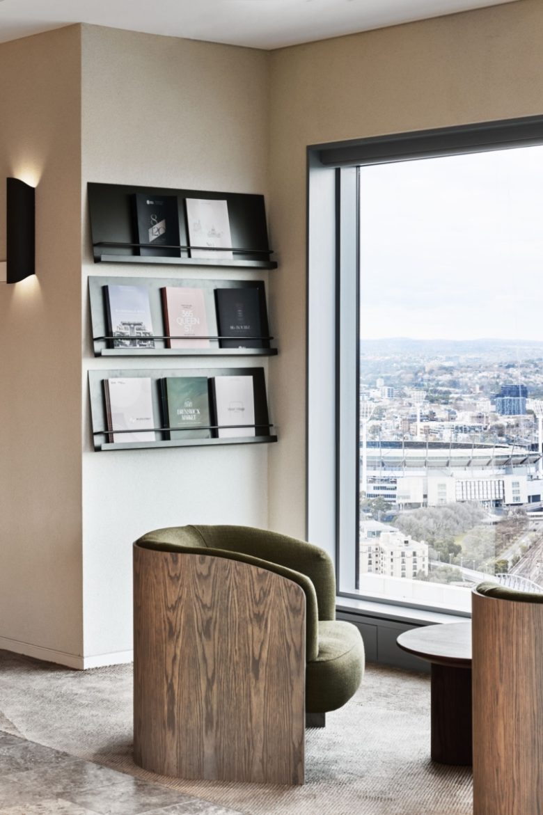 место отдыха у окна JLL