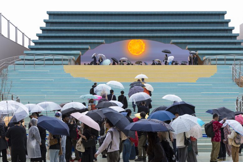 много людей с зонтиками Spanish Pavilion at Expo Osaka 2025