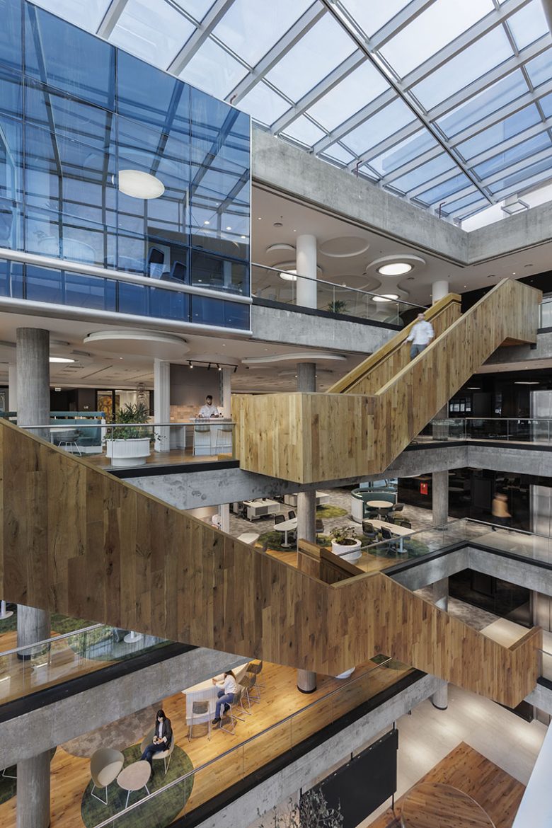 многоуровневая лестница на этажи Supermayorista Vital