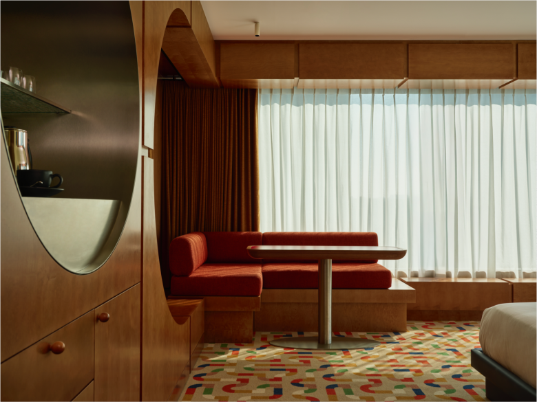 мягкий диван со столиком The Standard hotel