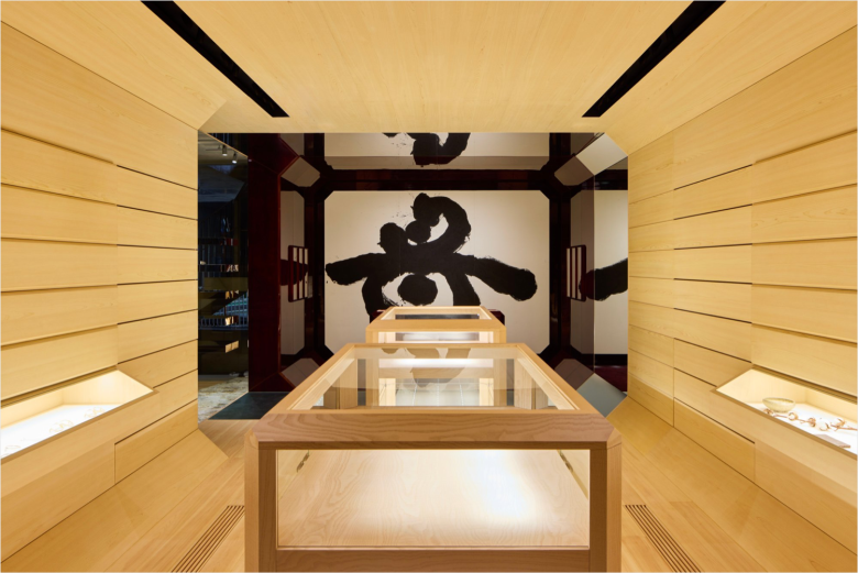 напольные стеклянные витрины Jacques Marie Mage Store