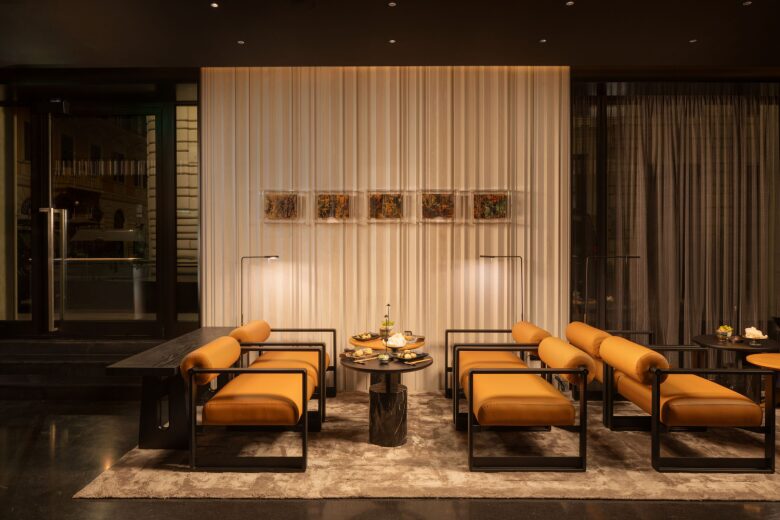 небольшие столики и диванчики art’otel Rome Piazza Sallustio