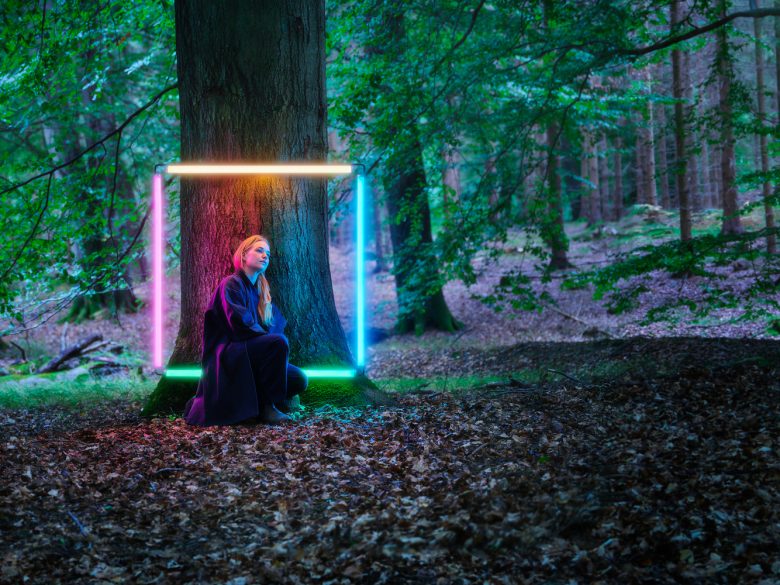 неоновое отображение позади девушки