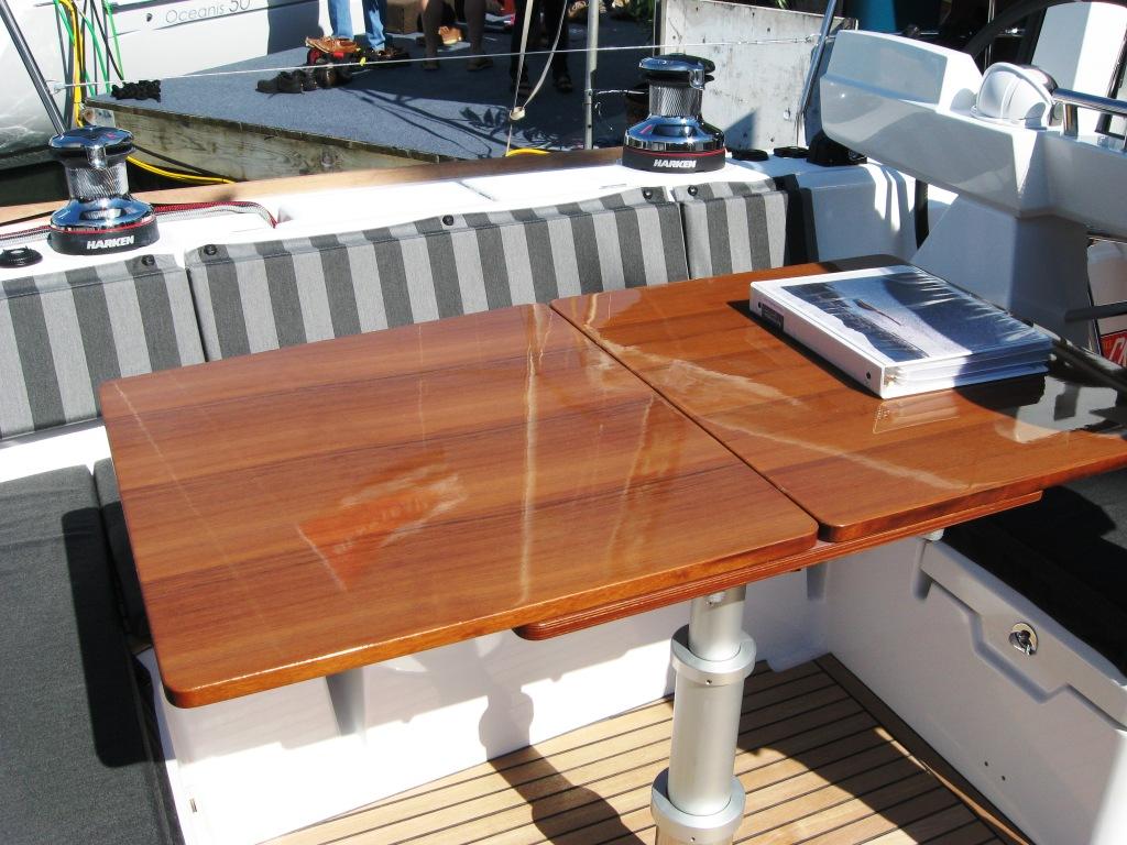 Новинка: яхта Beneteau Sense 50 - фото столик на палубе