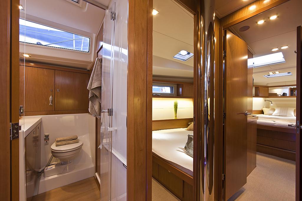 Новинка: яхта Beneteau Sense 50 - фото интерьера сан узла и ванной